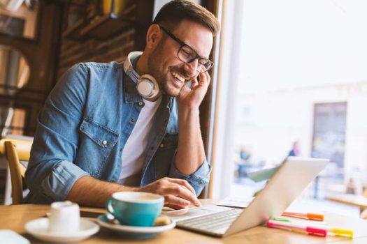 Man werkt op computer met computerbril