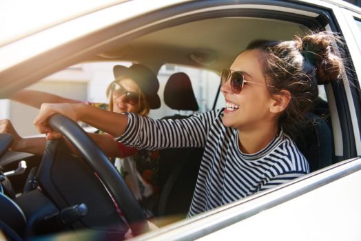 Meisjes in auto met zonnebrillen op